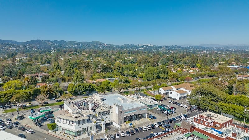 Brentwood Country Cleaners - Laundromat in CA 90049