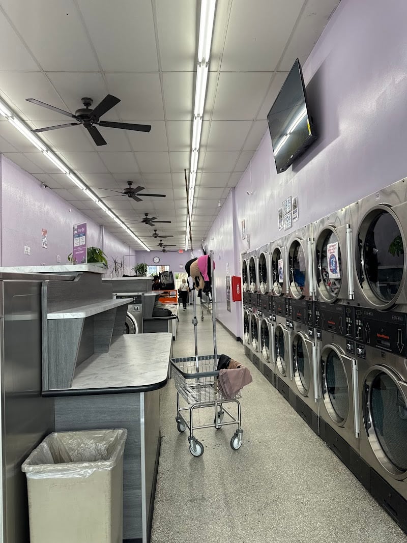 CC's Wash House Laundromat - Lavanderia - Laundromat in CA 90640