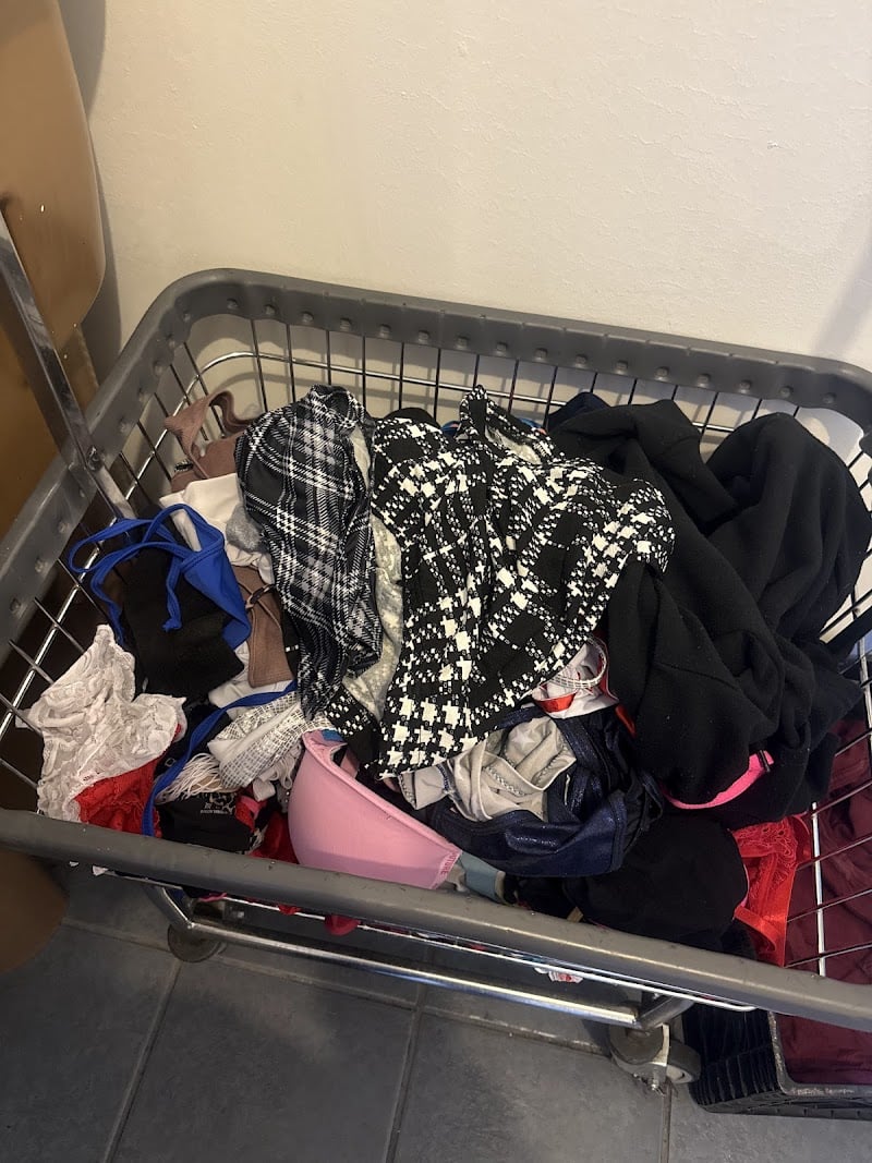 Coin laundry - Laundromat in CA 92405