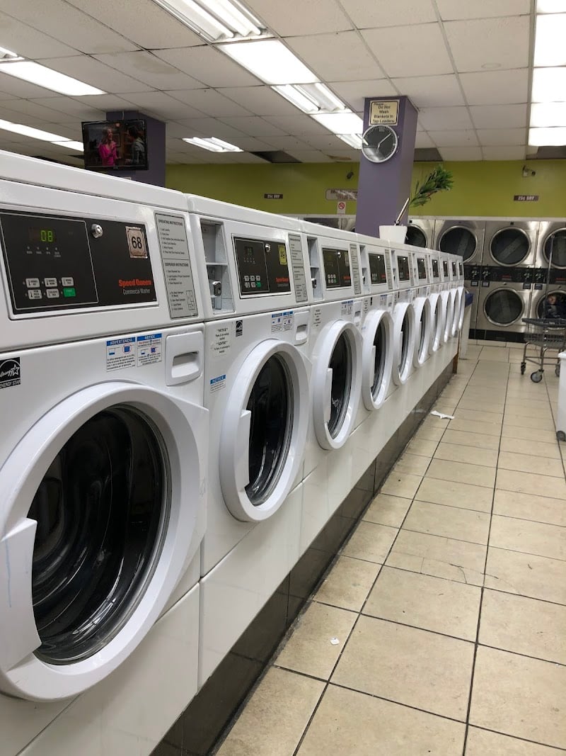 easy wash laundromat - Laundromat in CA 90813