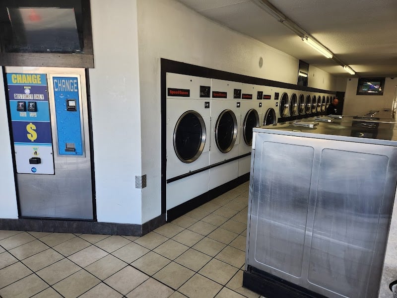 Laundry Land / Lavanderia - Laundromat in CA 92335