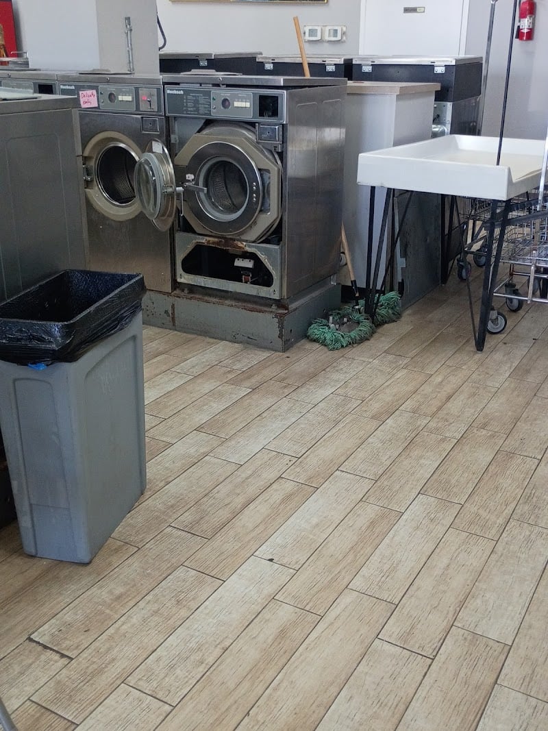 Lynn Haven Dry Cleaners/Tina's Gig - Laundromat in FL 32444