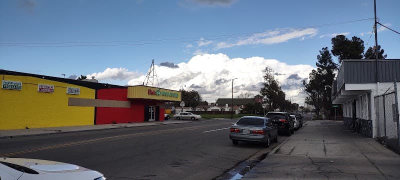 Louie's Laundry - Laundromat in CA 93706